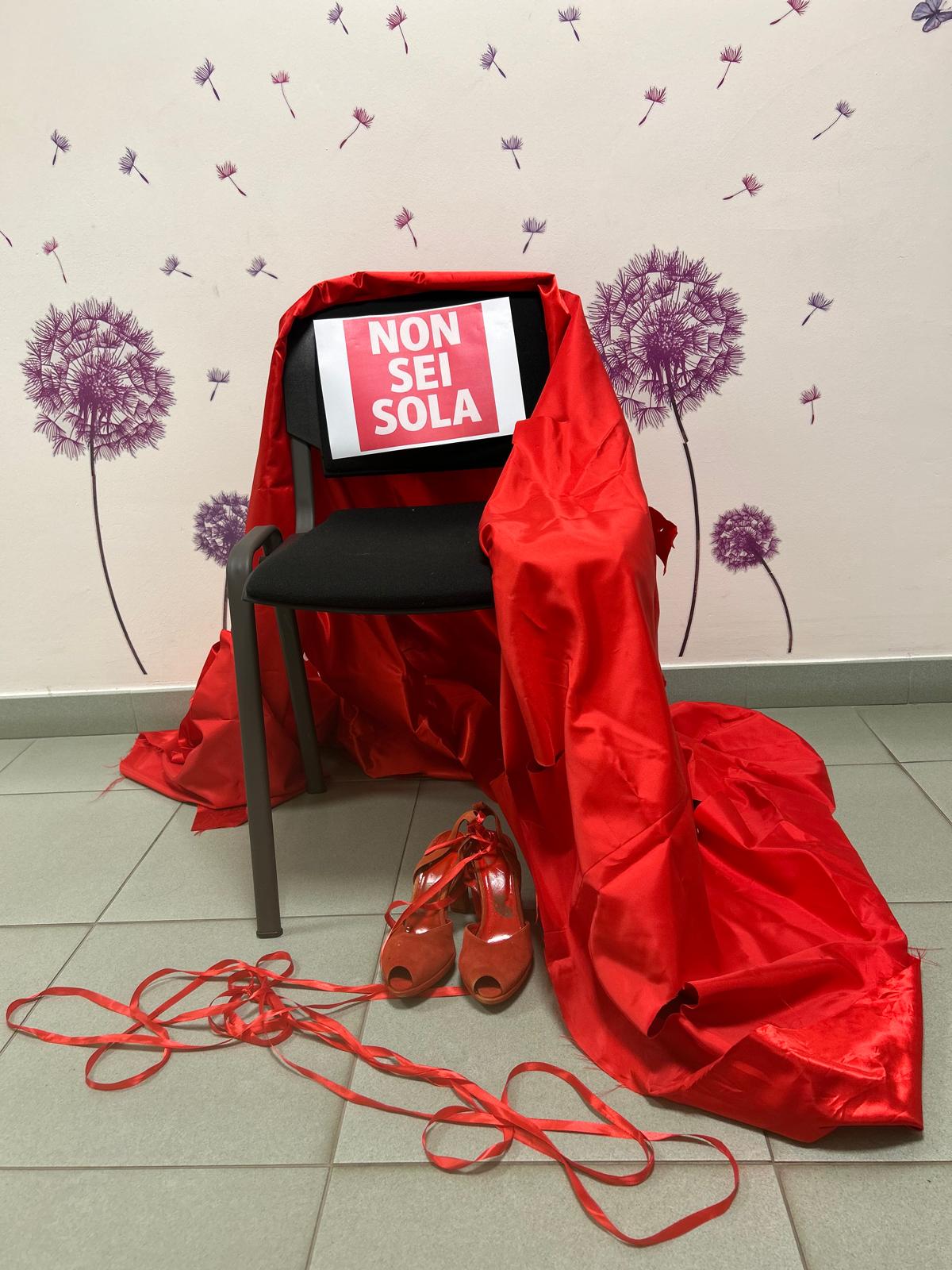 Una sedia vuota per dire BASTA alla violenza contro le donne